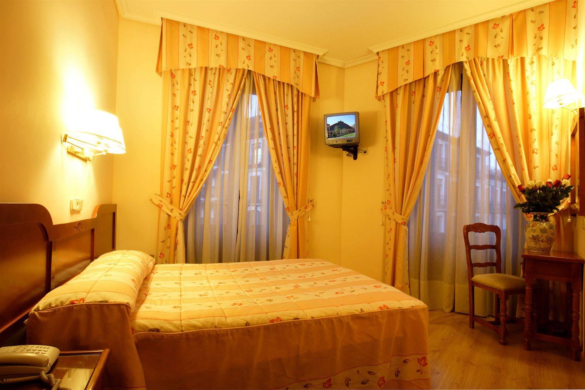 Hostal Sil & Serranos Madrid Bagian luar foto