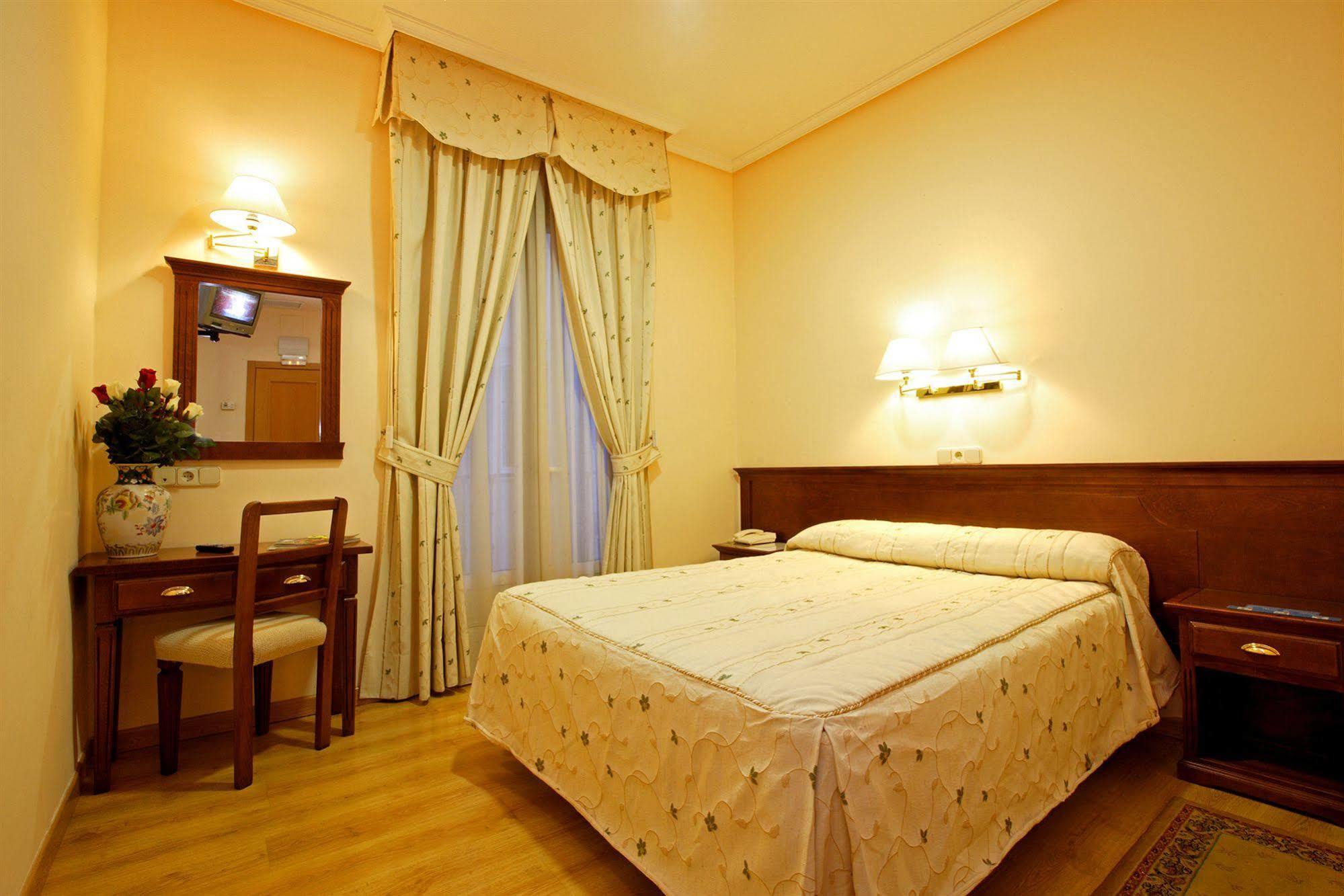 Hostal Sil & Serranos Madrid Bagian luar foto