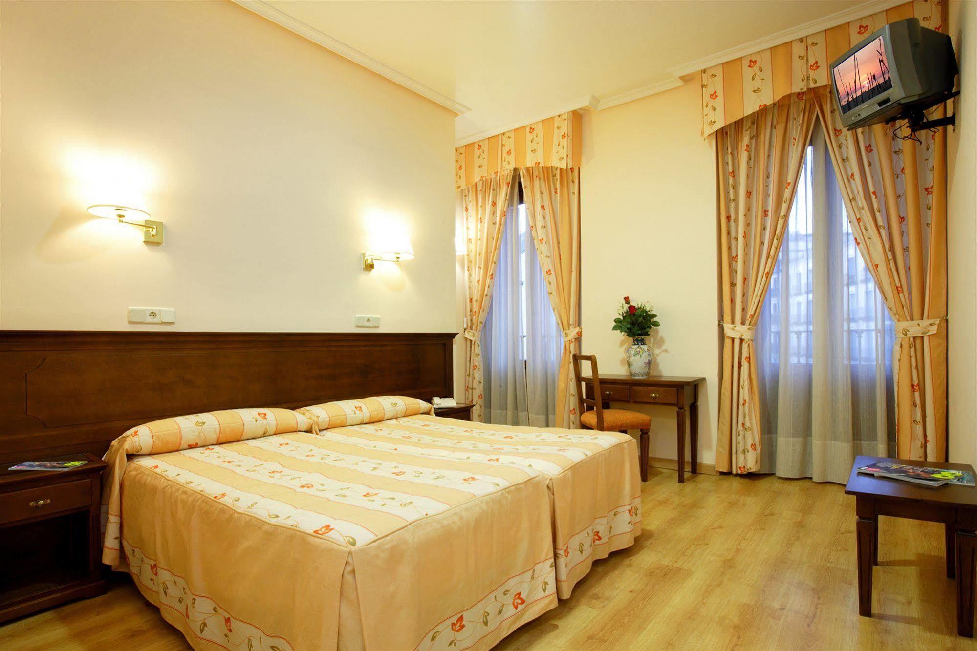 Hostal Sil & Serranos Madrid Bagian luar foto