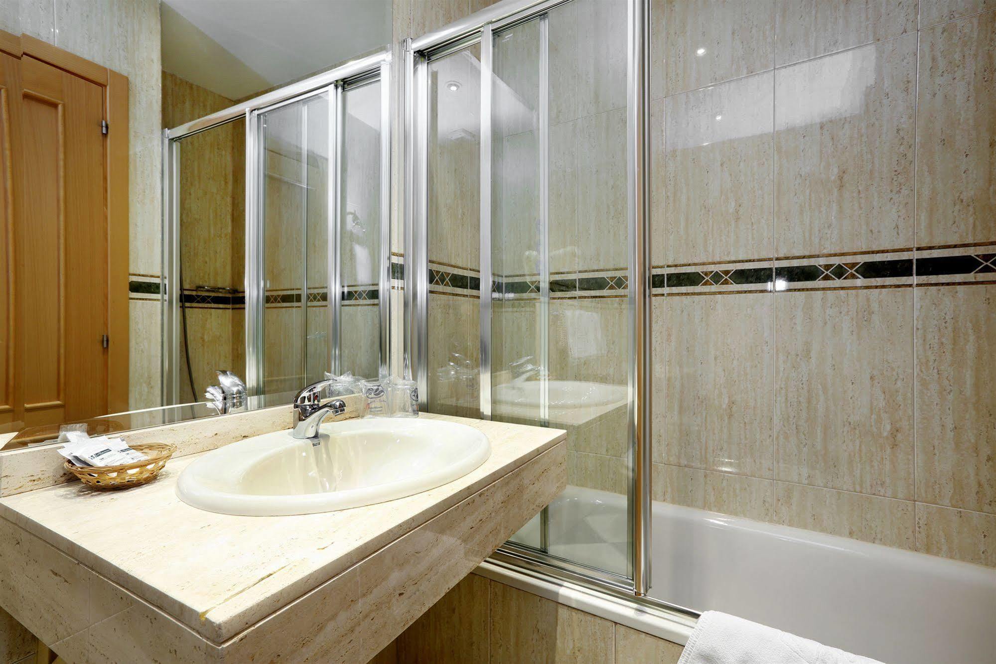 Hostal Sil & Serranos Madrid Bagian luar foto