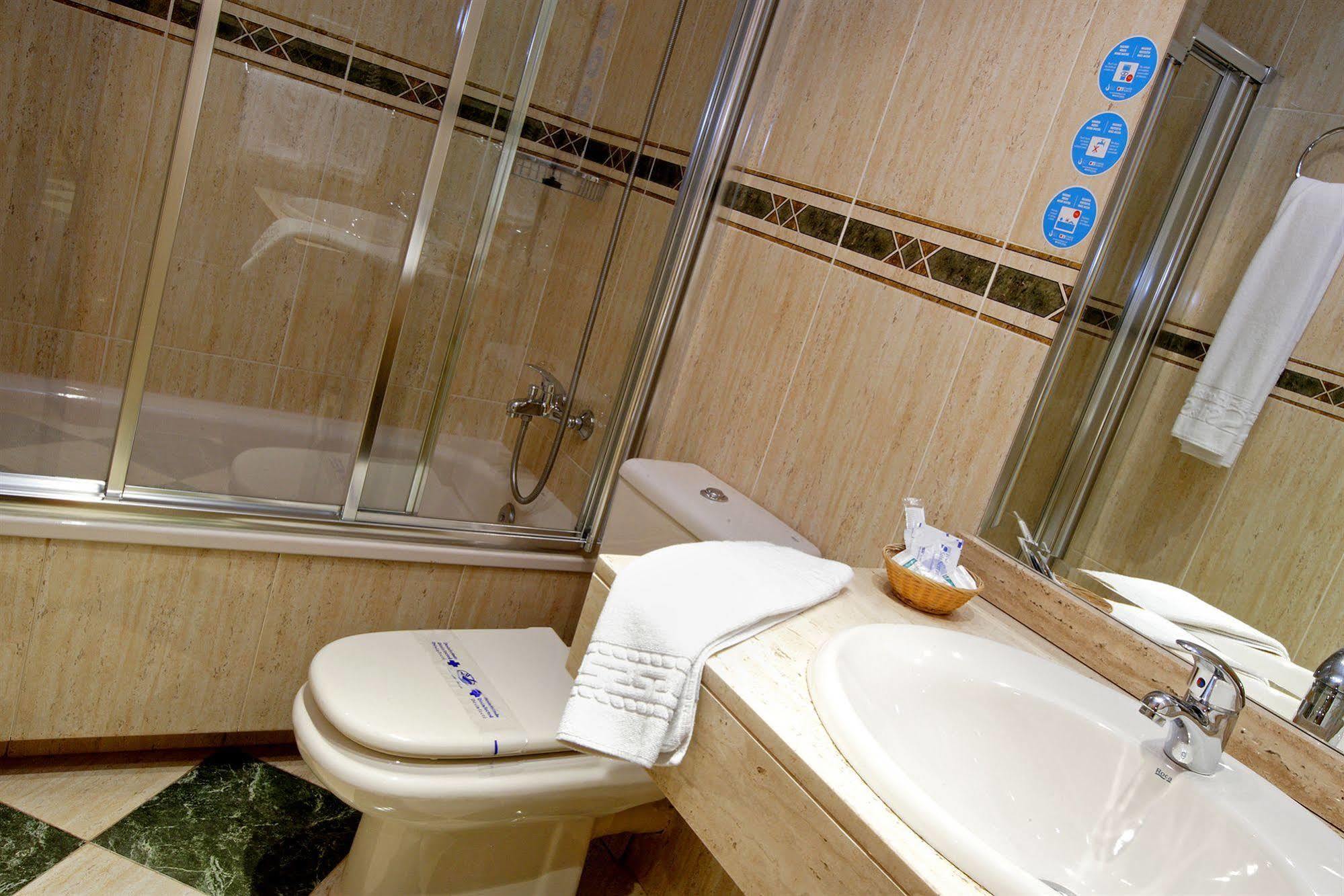 Hostal Sil & Serranos Madrid Bagian luar foto