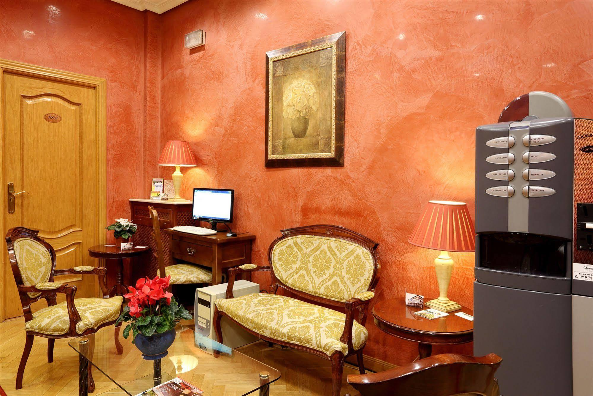 Hostal Sil & Serranos Madrid Bagian luar foto