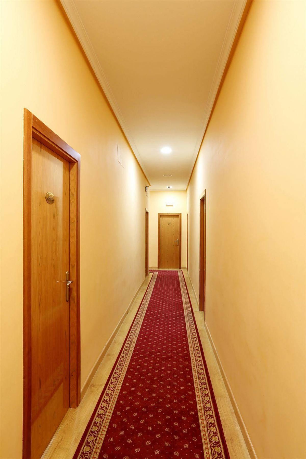 Hostal Sil & Serranos Madrid Bagian luar foto