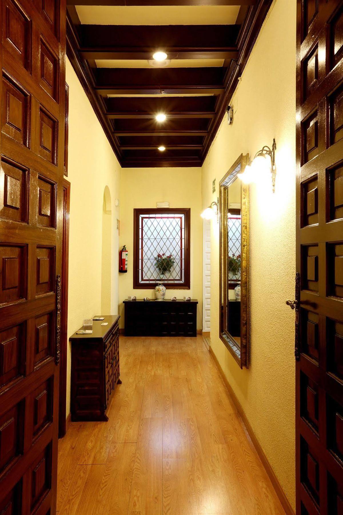 Hostal Sil & Serranos Madrid Bagian luar foto