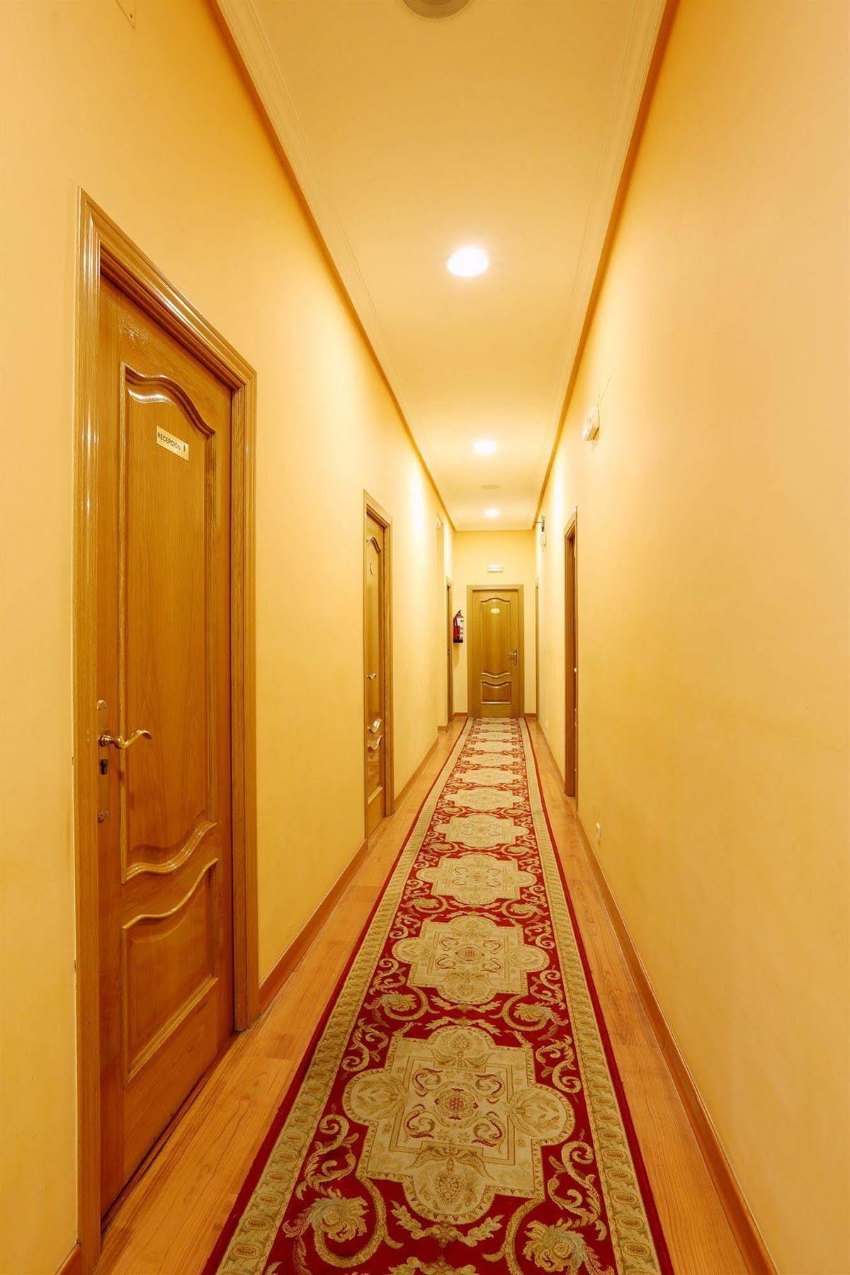 Hostal Sil & Serranos Madrid Bagian luar foto