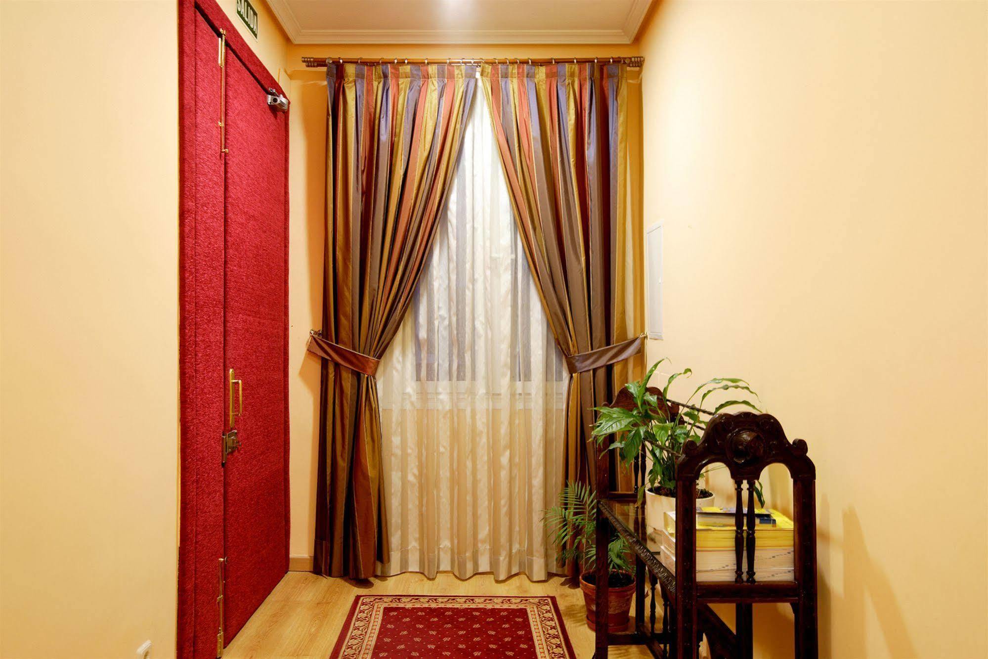 Hostal Sil & Serranos Madrid Bagian luar foto
