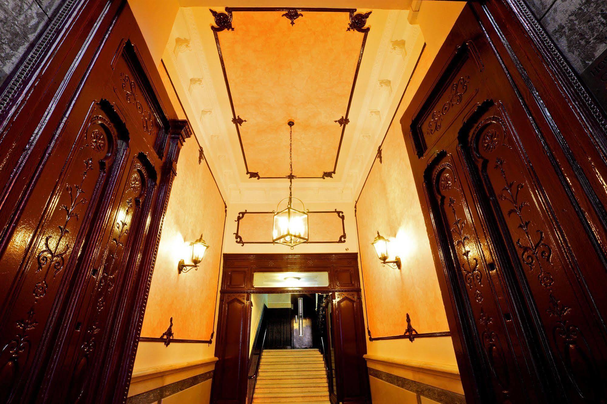 Hostal Sil & Serranos Madrid Bagian luar foto