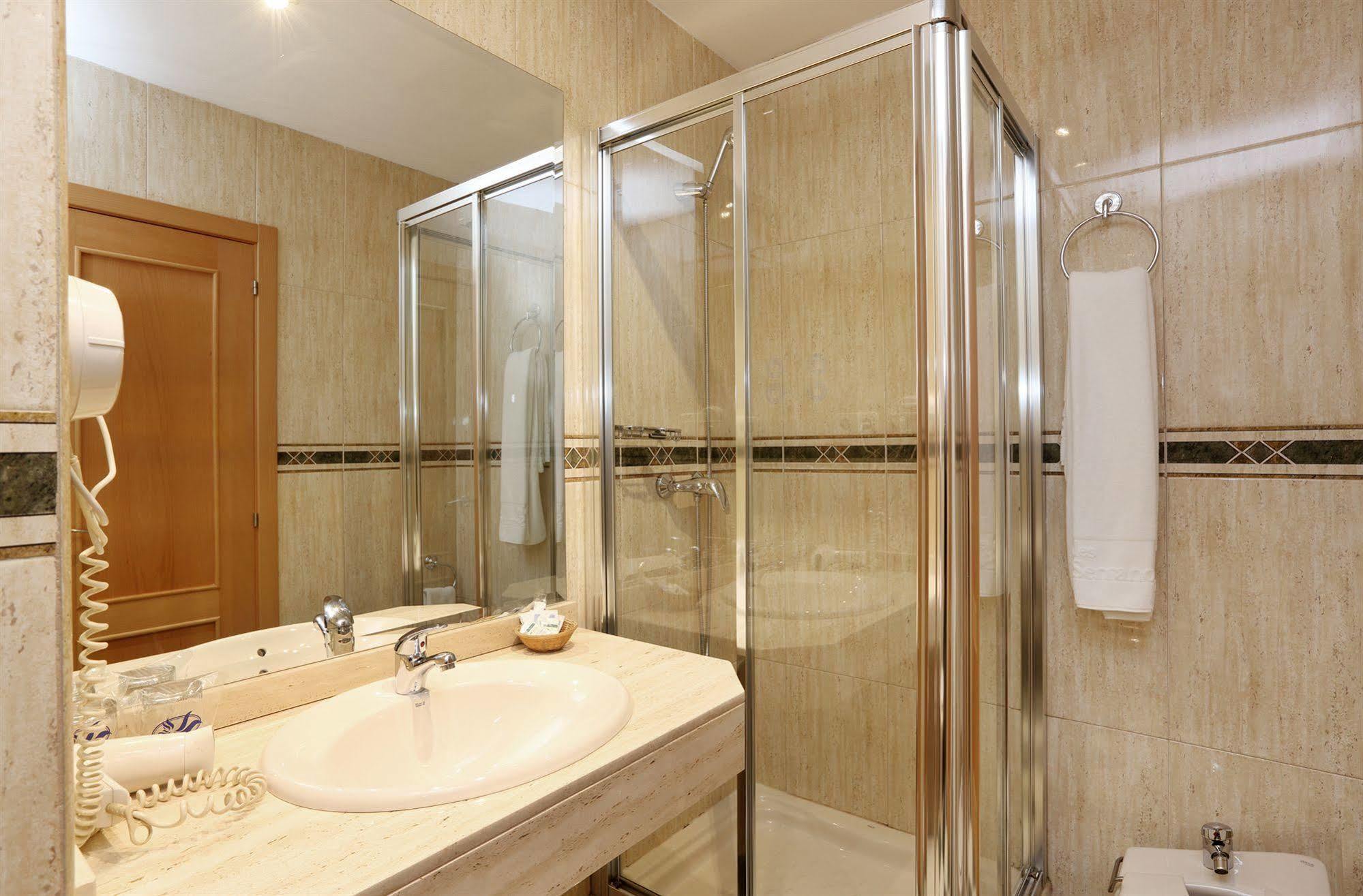 Hostal Sil & Serranos Madrid Bagian luar foto