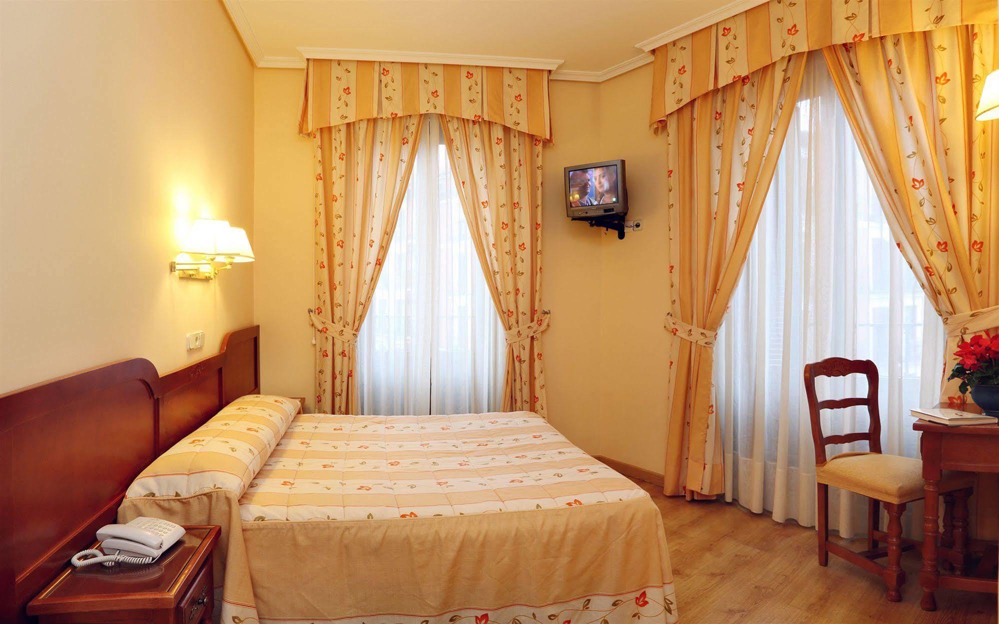 Hostal Sil & Serranos Madrid Bagian luar foto