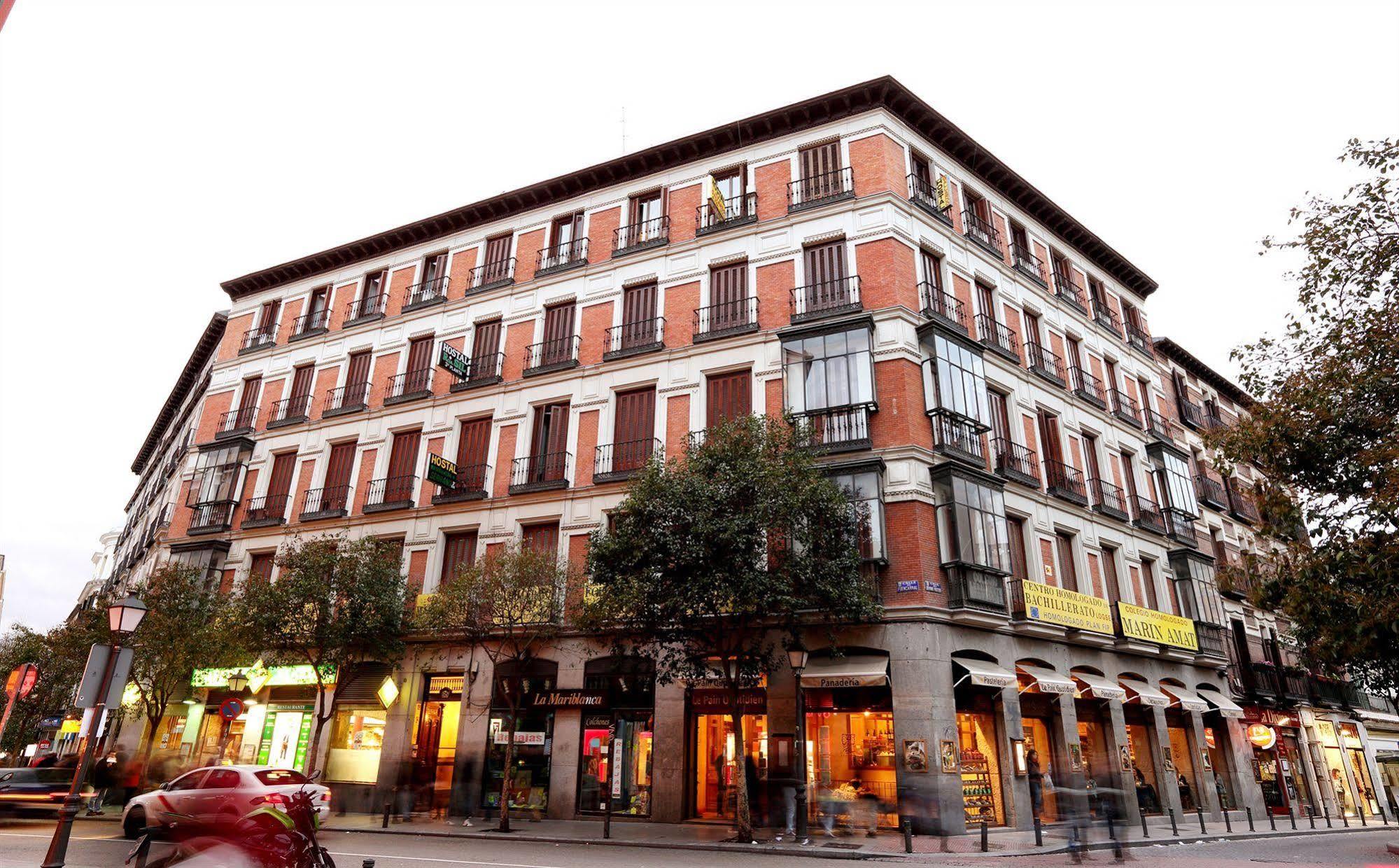 Hostal Sil & Serranos Madrid Bagian luar foto